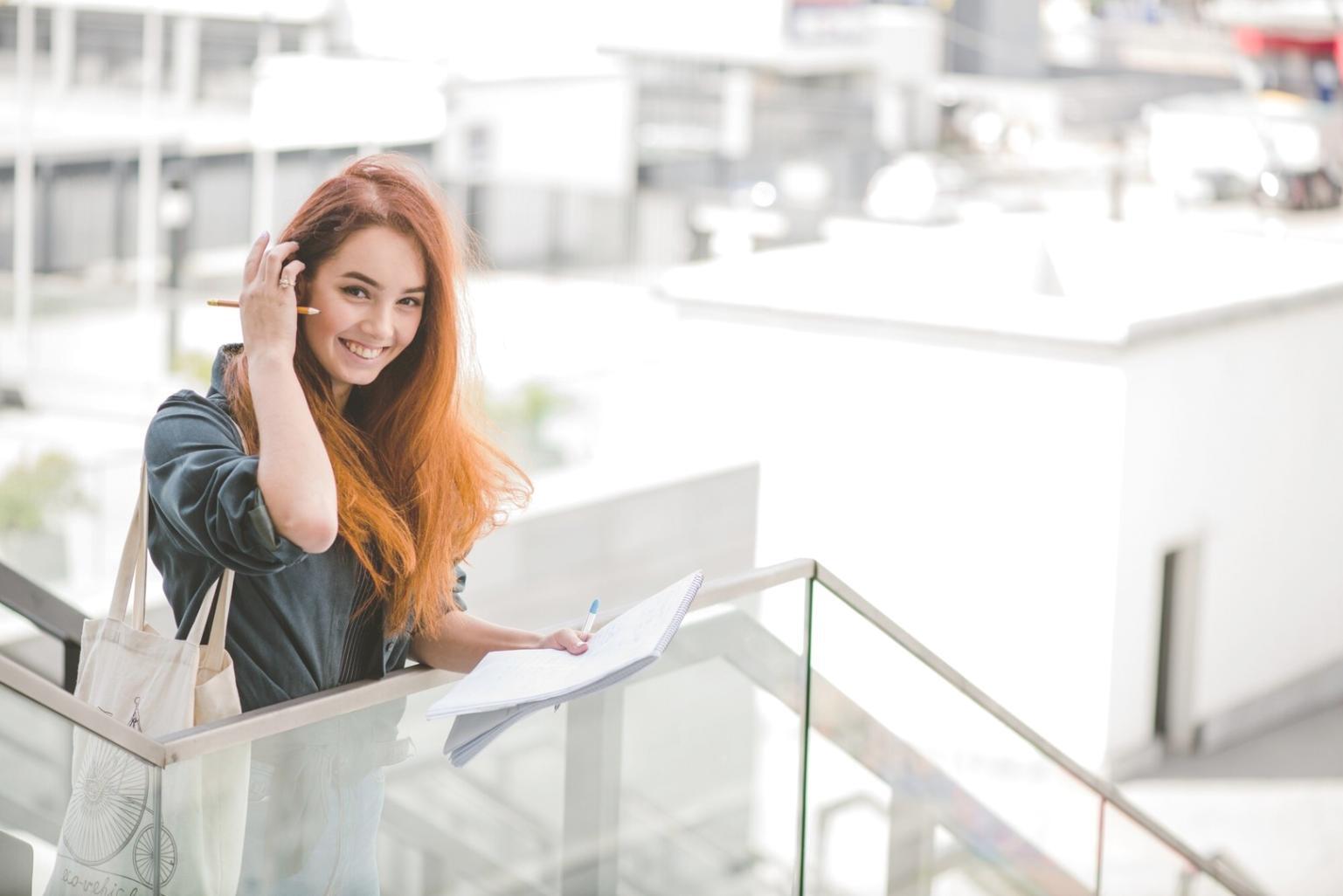 Analyse de graphiques financiers sur écran d'ordinateur