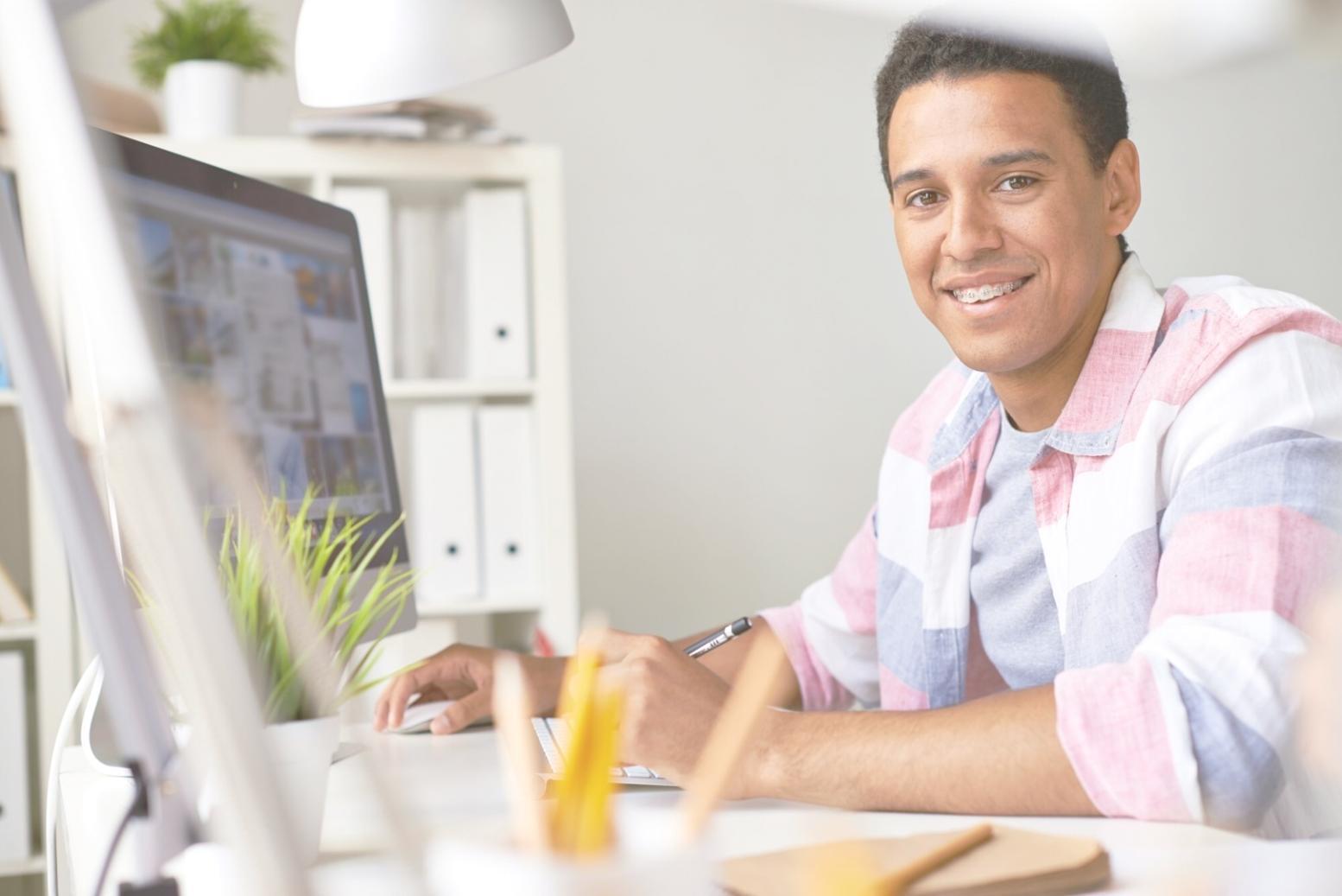 Bureau moderne avec documents financiers et ordinateur portable