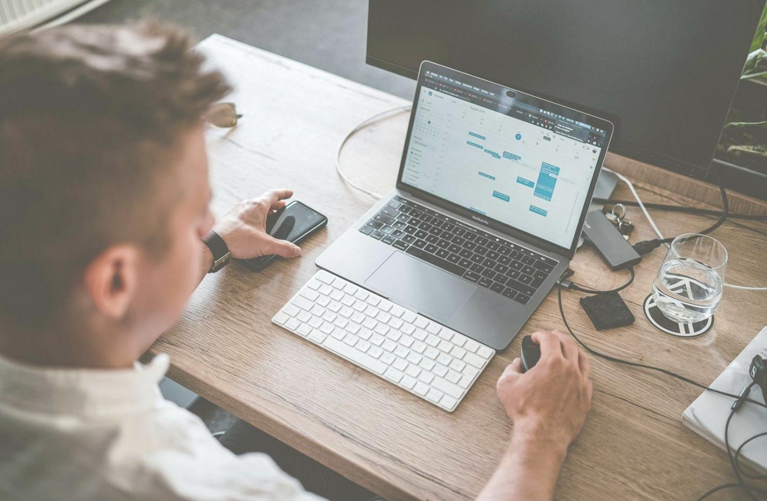 Personne étudiant des documents financiers avec calculatrice